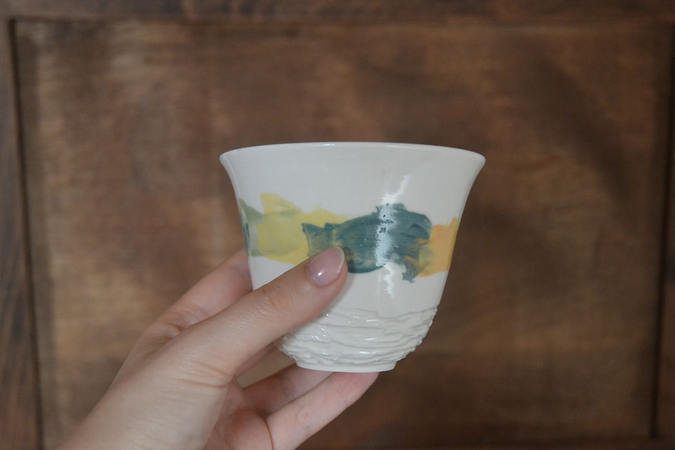 Thumbnail: Tasse à thé en porcelaine blanche au décor aux engobes verts. Céramique artisanale. Fait main. Made in France