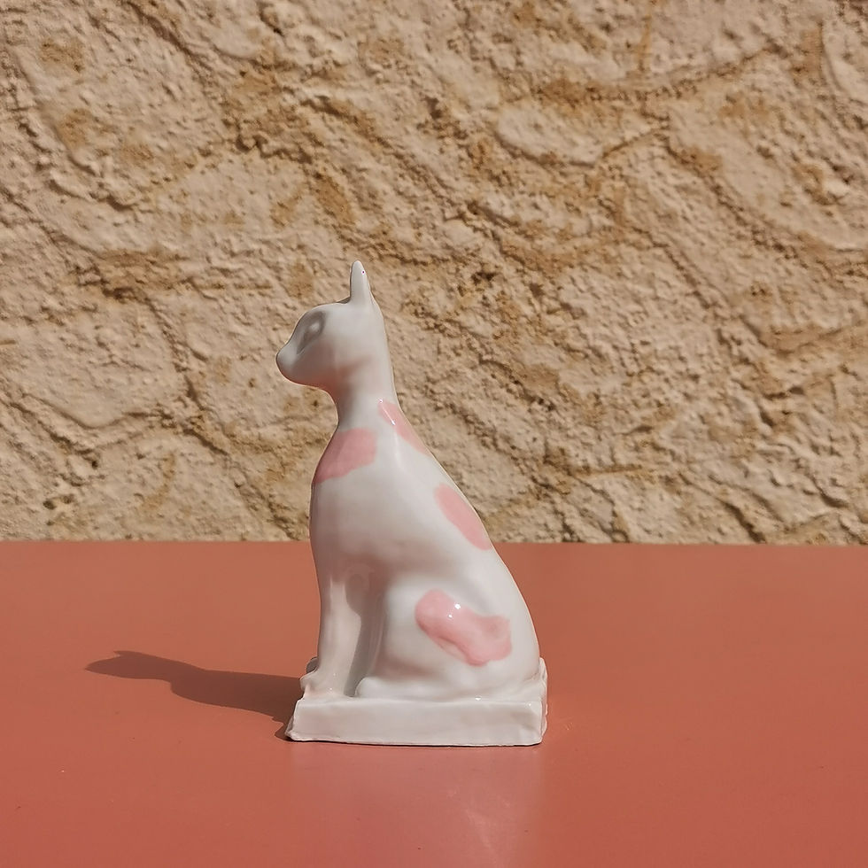 Décoration - Chat coulé en porcelaine blanche décorée aux engobes colorés. Céramique artisanale. Fait main. Made in France