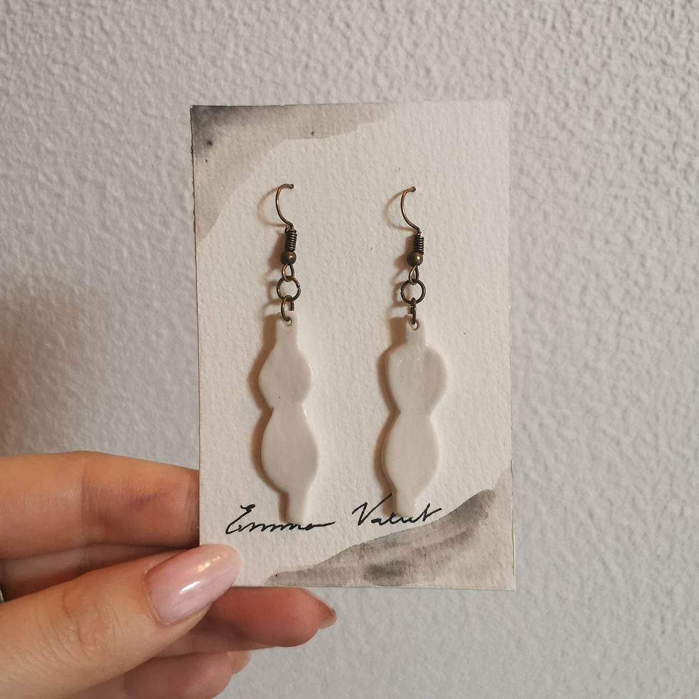 Boucles d'oreilles artisanales en porcelaine fait main. Monture bronze décor aux engobes colorés. Créatrice