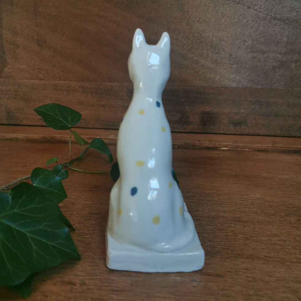 Thumbnail: Décoration - Chat coulé en porcelaine blanche décorée aux engobes colorés. Céramique artisanale. Fait main. Made in France
