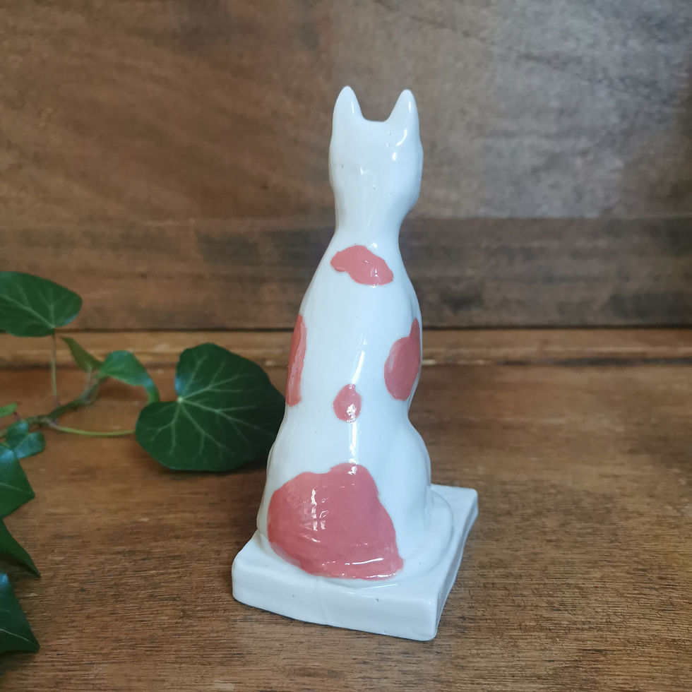 Miniature : Décoration - Chat coulé en porcelaine blanche décorée aux engobes colorés. Céramique artisanale. Fait main. Made in France
