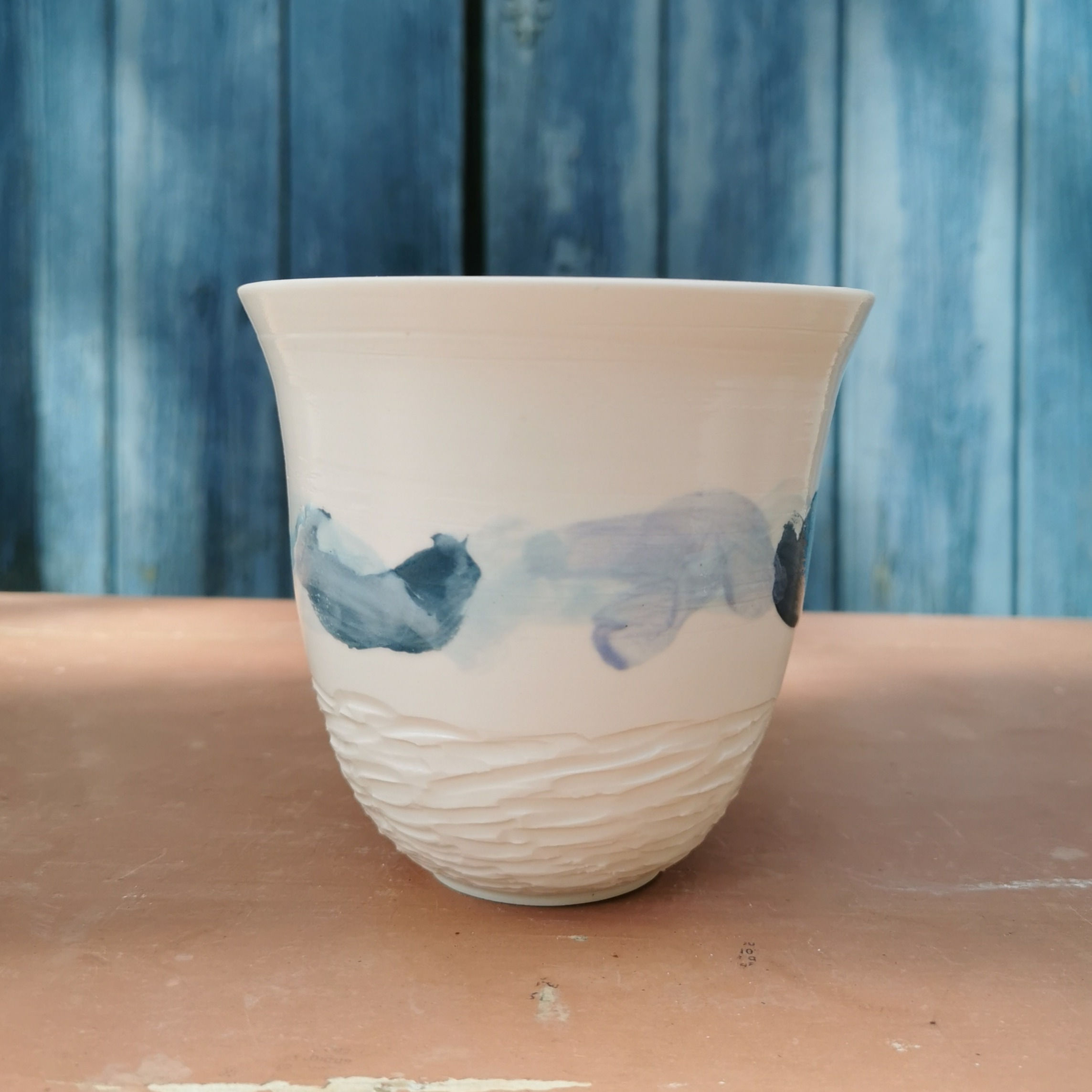 Mug / Tasse en porcelaine blanche au décor aux engobes bleus. Céramique artisanale. Fait main. Made in France