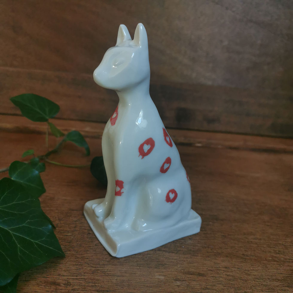 Thumbnail: Décoration - Chat coulé en porcelaine blanche décorée aux engobes colorés. Céramique artisanale. Fait main. Made in France