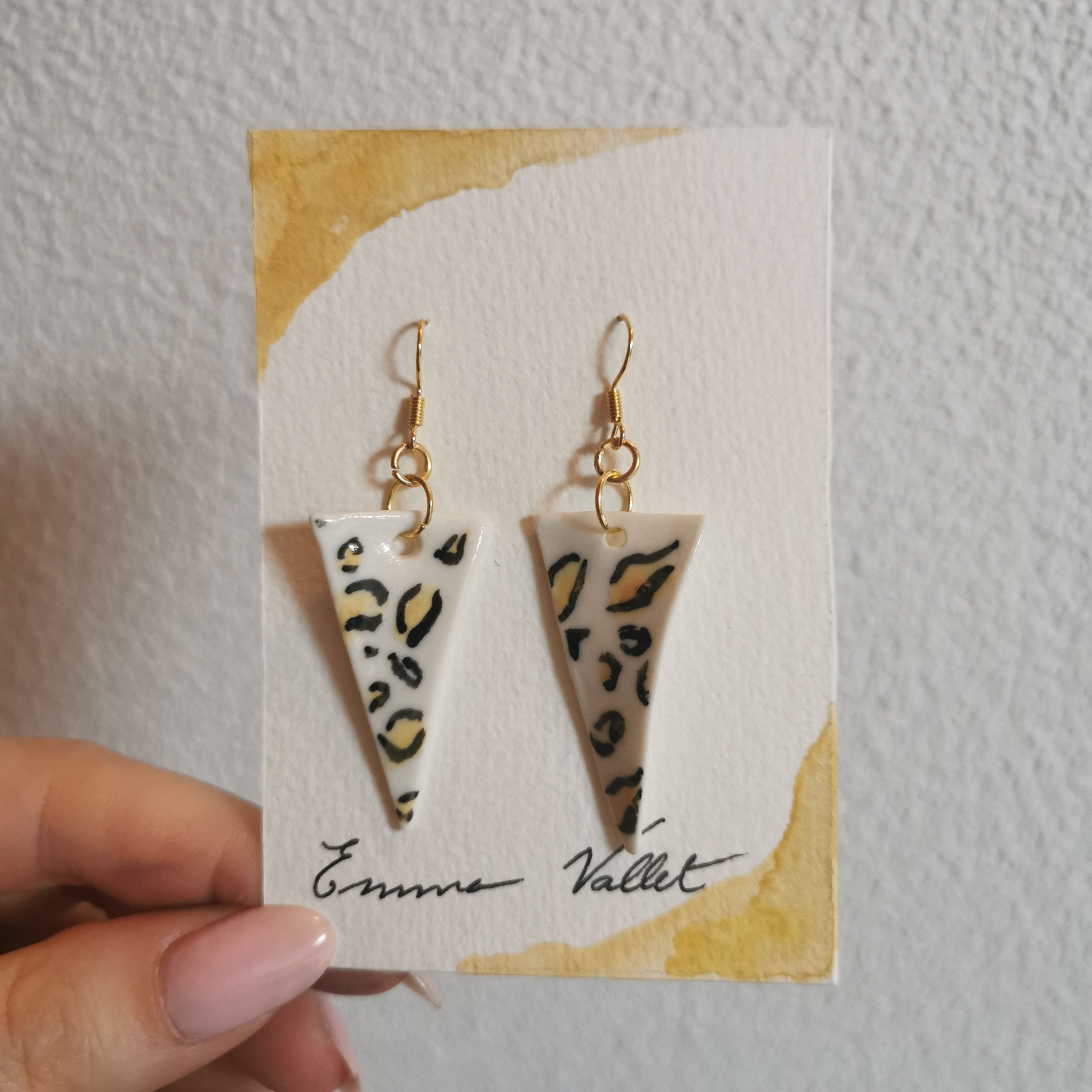 Boucles d'oreilles artisanales en porcelaine fait main. Monture dorée décor aux engobes colorés.