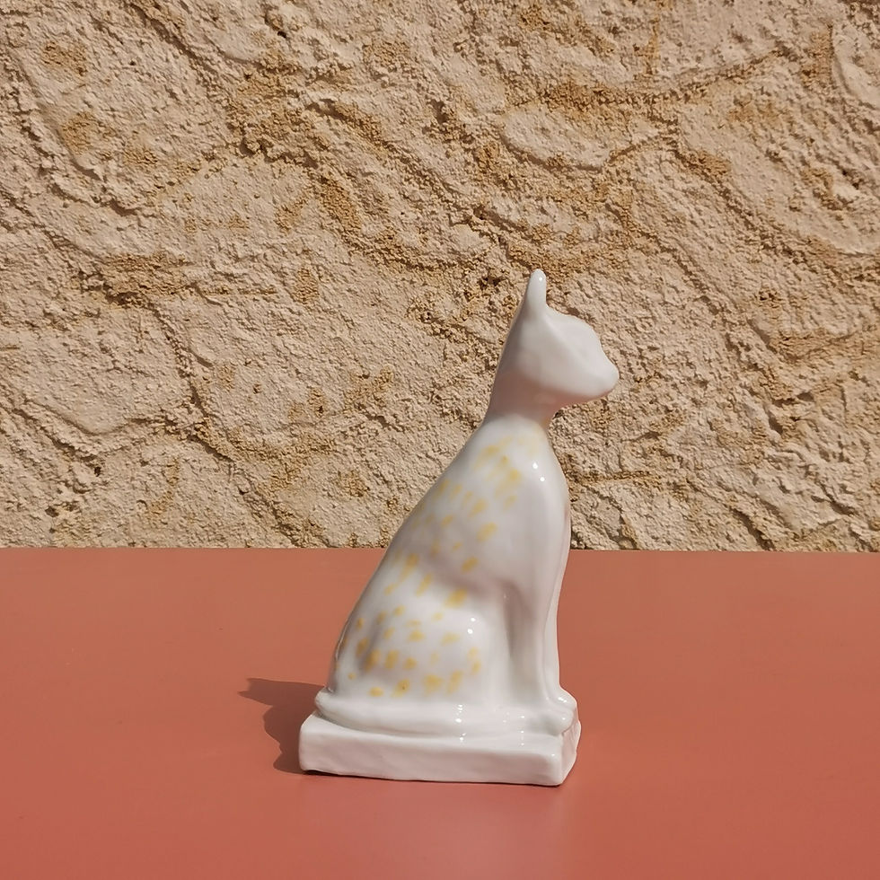 Miniature : Décoration - Chat coulé en porcelaine blanche décorée aux engobes colorés. Céramique artisanale. Fait main. Made in France