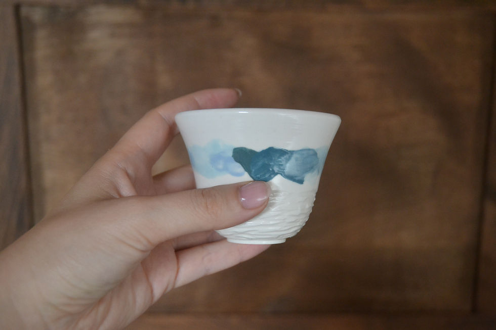 Miniature : Tasse à café expresso en porcelaine blanche au décor aux engobes bleus. Céramique artisanale. Fait main. Made in France