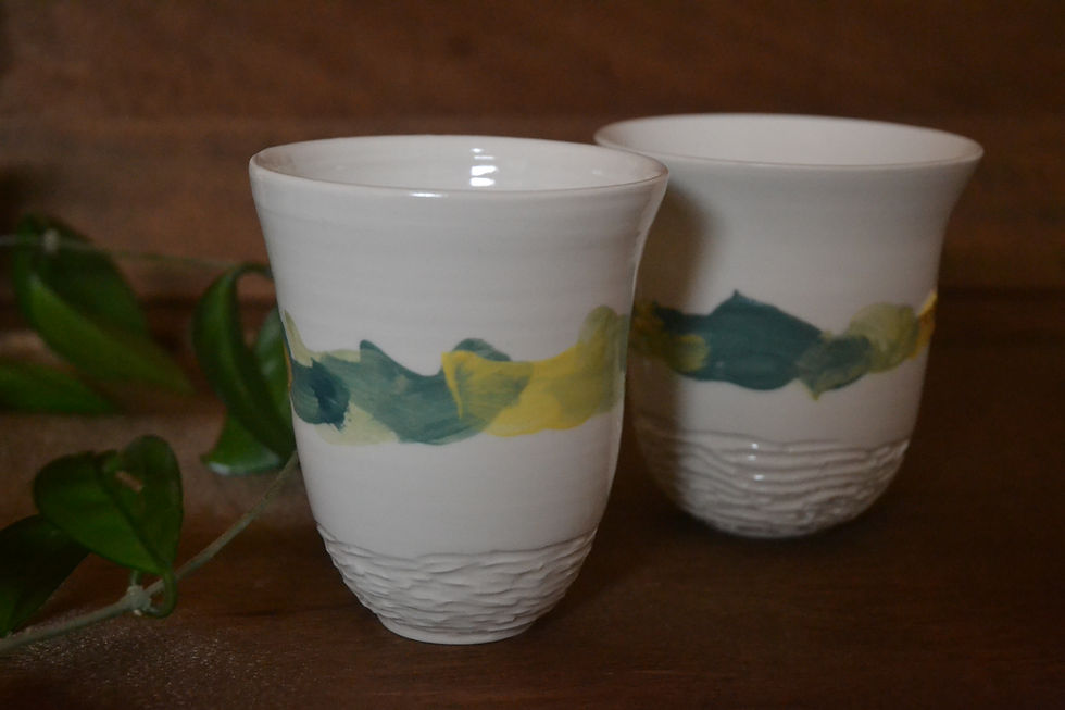 Thumbnail: Mug / Tasse en porcelaine blanche au décor aux engobes verts. Céramique artisanale. Fait main. Made in France