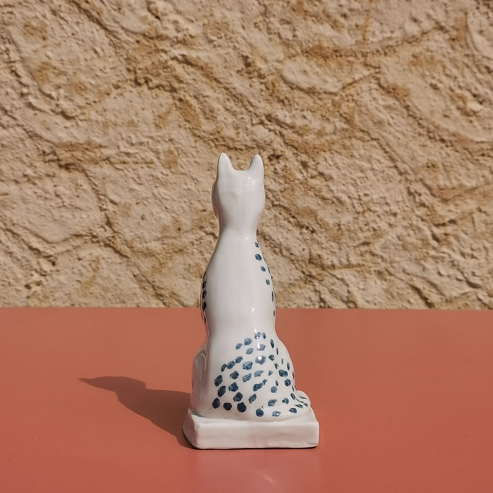 Miniature : Décoration - Chat coulé en porcelaine blanche décorée aux engobes colorés. Céramique artisanale. Fait main. Made in France