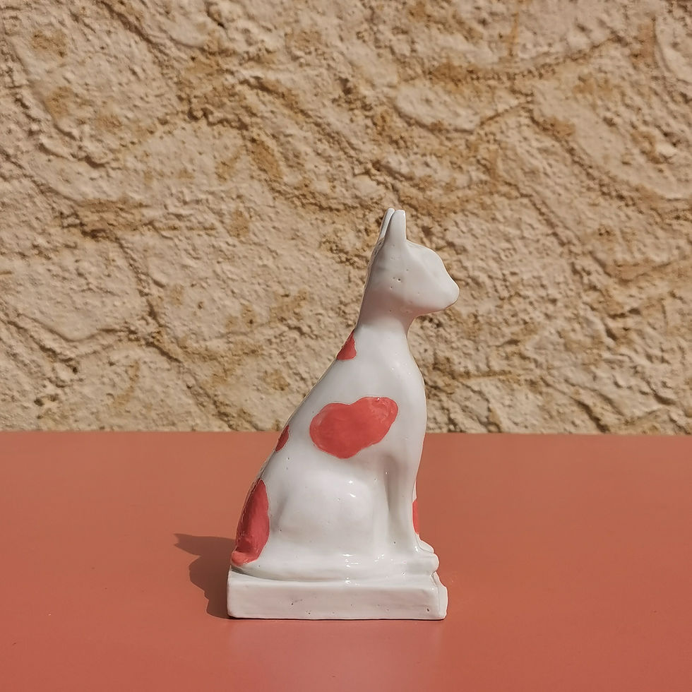 Décoration - Chat coulé en porcelaine blanche décorée aux engobes colorés. Céramique artisanale. Fait main. Made in France