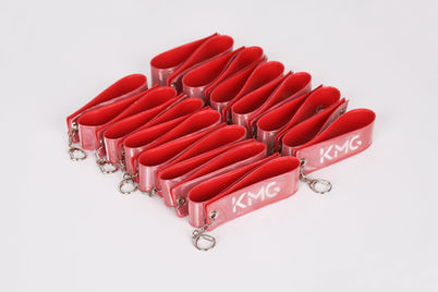 punane helkur, karabiiniga, pildistatud valgel stuudiotaustal