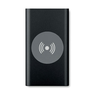 must akupank, pildistatud valgel taustal