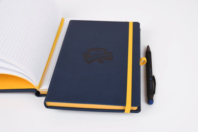 ruuduliste lehtedega A5 märkmik, kaanel MoSaaremaa surutrükk