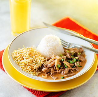 Estrogonofe de carne com arroz e batata