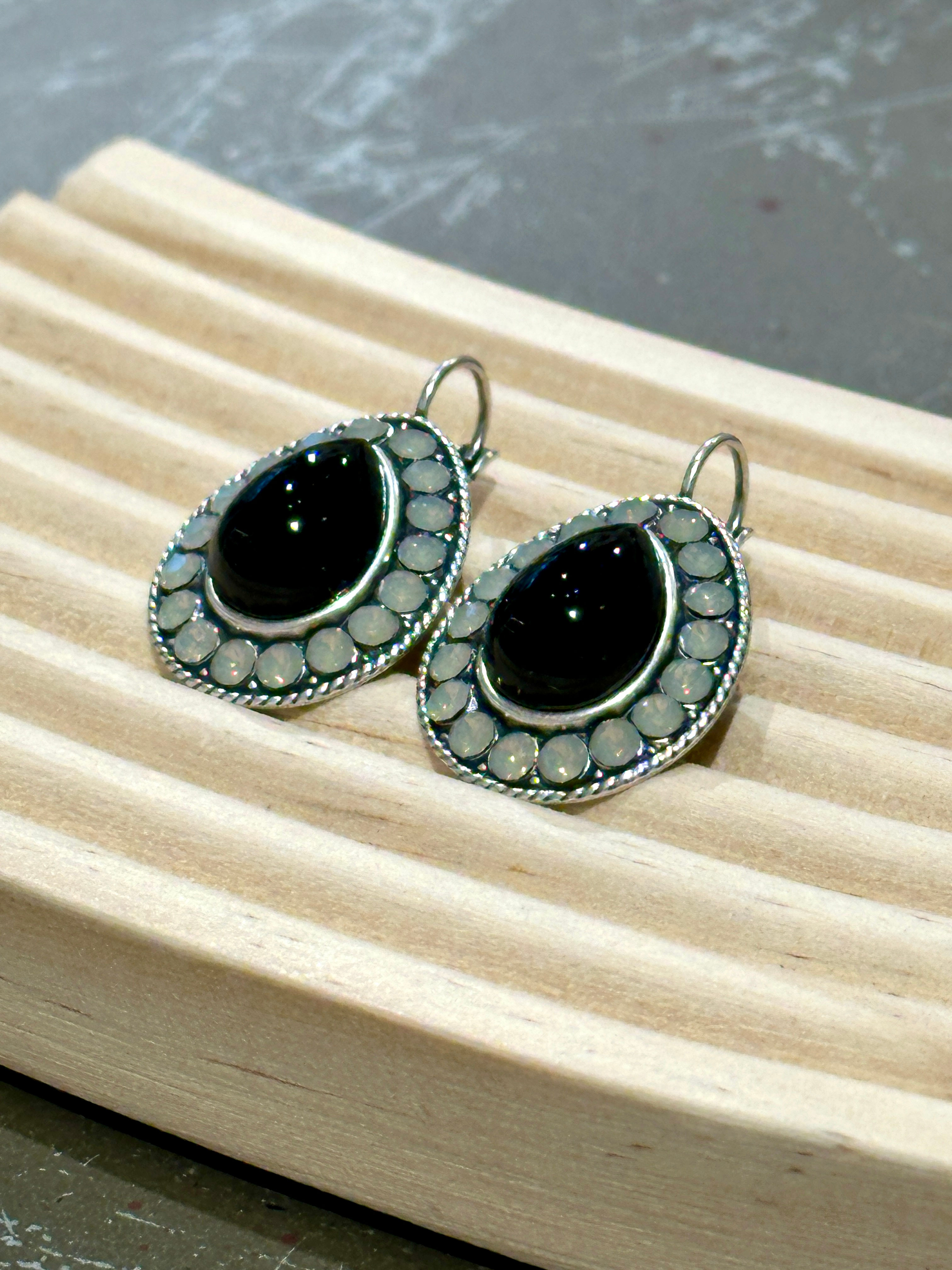 Ohrhänger Tropfen gross schwarz / light grey Opal