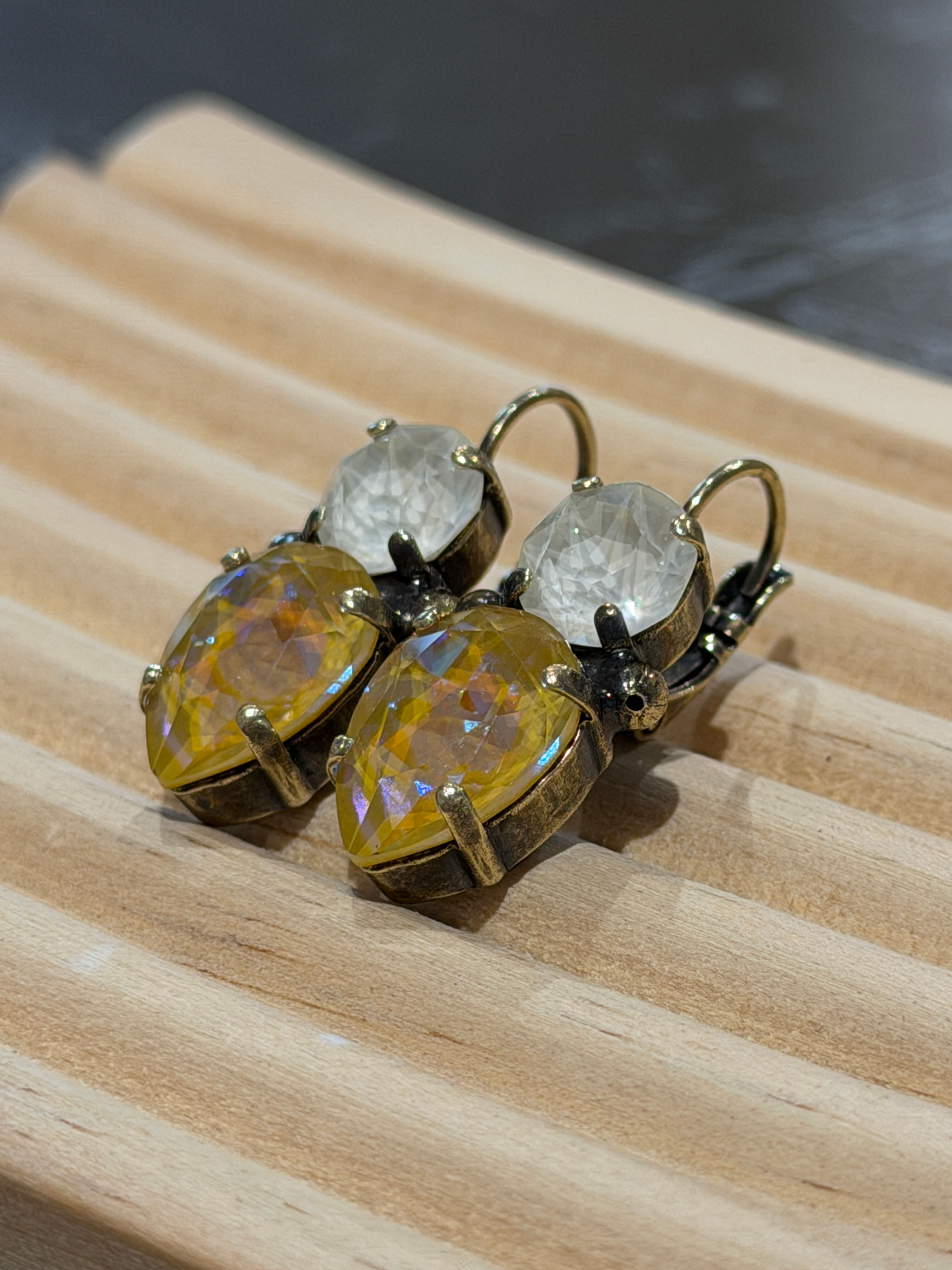 Ohrhänger Swarovski Tropfen zweifach senfgelb/weiss - Altgold