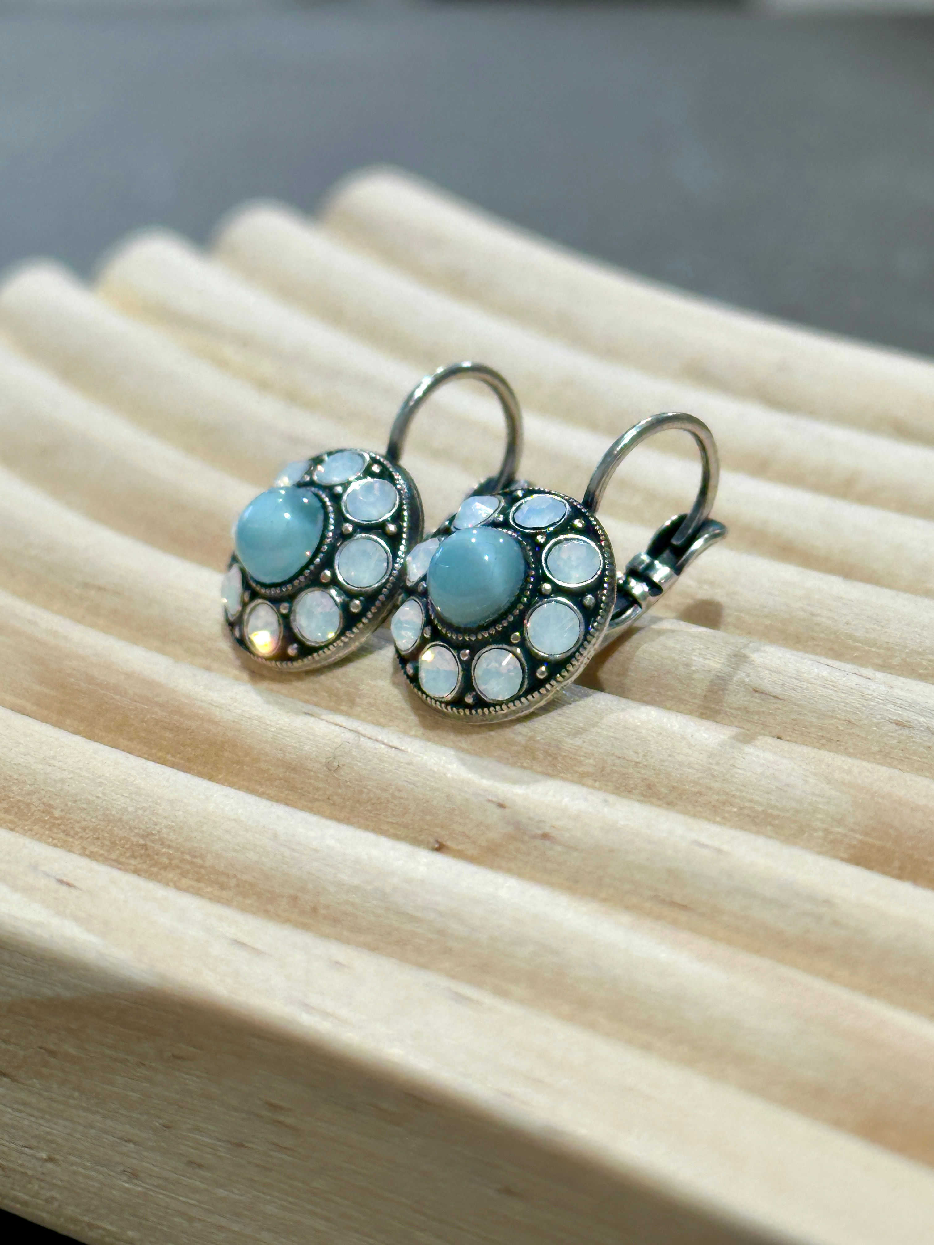 Ohrhänger Blume rund klein hellblau/white Opal