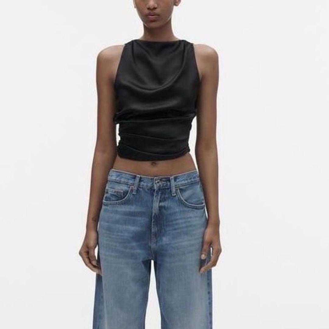 შავი ატლასის ტოპი ღია ზურგით