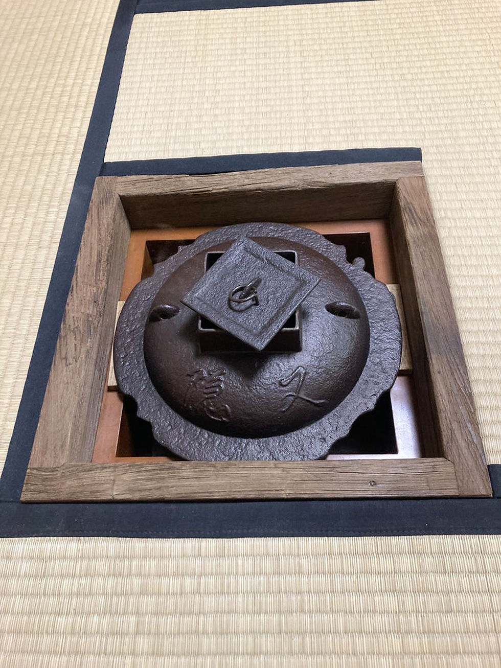 透木釜。暖かさが増す時期、炉中の炭の火が見えないように、大きな羽の釜と、通風の為に炉の縁に透木を置いています。