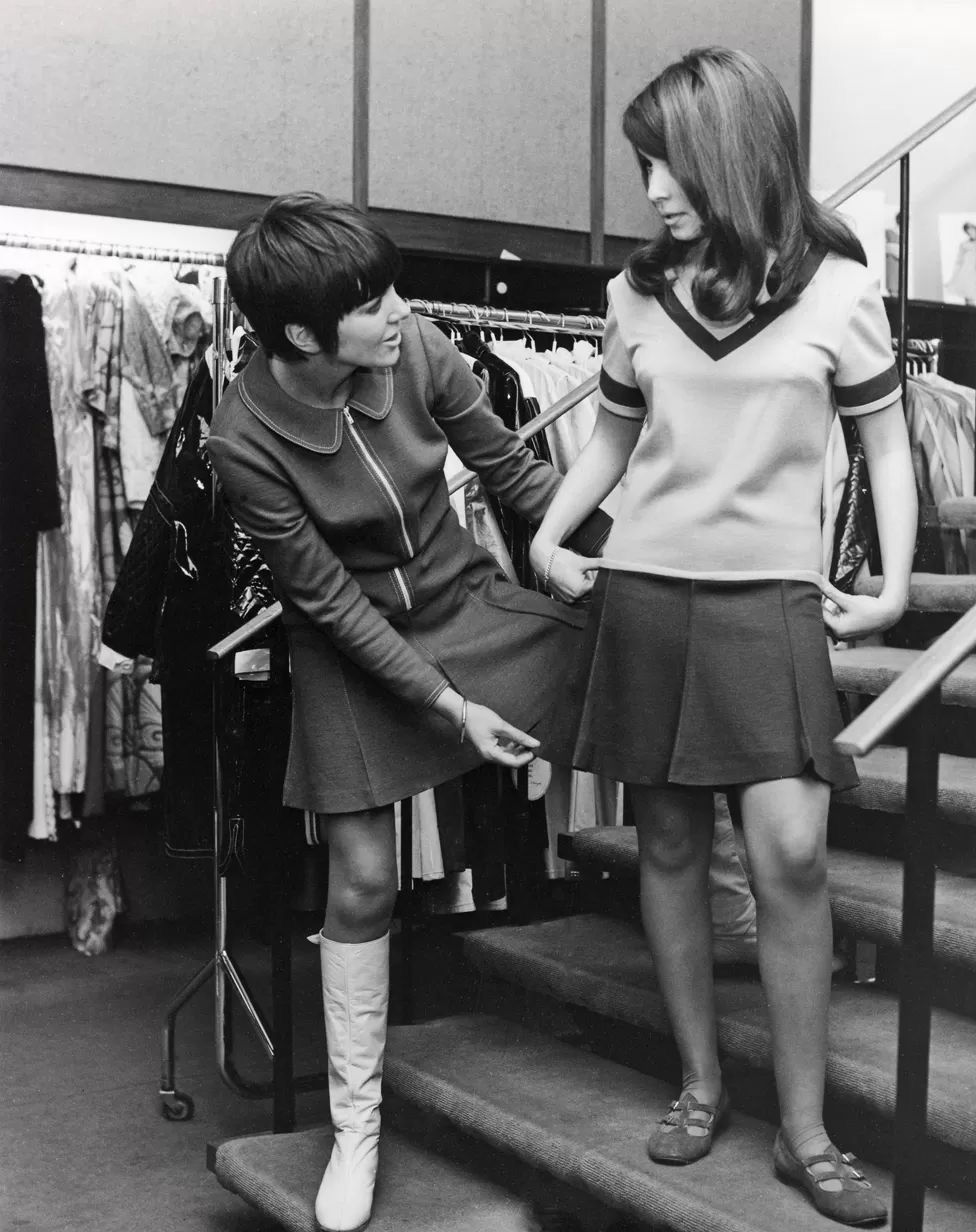 Mary Quant com sua criação, a minissaia