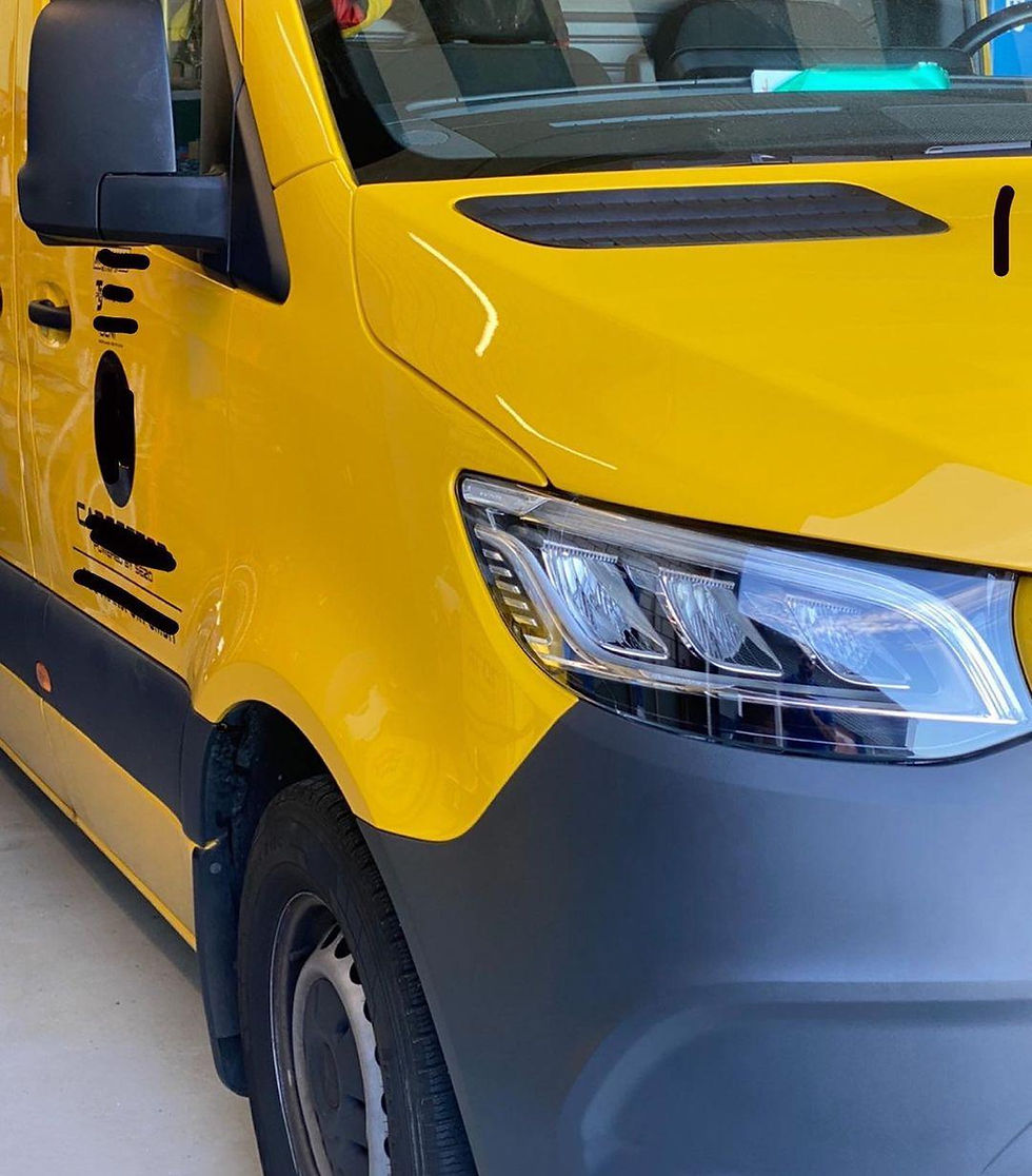 Karosseriereparatur an einem gelben Fahrzeug