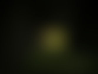 Chemin quittant une forêt sombre vers la lumière, symbole du dépassement des peurs inconscientes et de l'ouverture au bonheur.