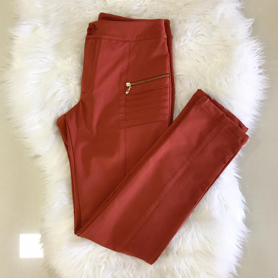 • Calça skinny cotton nylon, na cor terracota. Detalhe drapeado e zíper
fake na frente
• Última M (veste 40)
