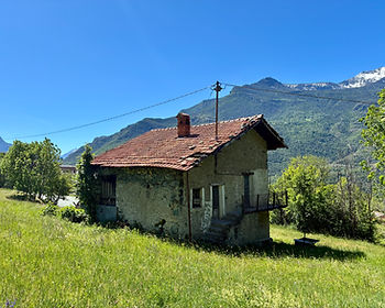 Nel cuore della Valle d’Aosta, a pochi passi dal centro di Saint-Vincent, sorge una proprietà straordinaria e indipendente di circa 360 mq. Immersa nel sole per tutto il giorno, la struttura gode di una vista panoramica mozzafiato e di una posizione invidiabile per privacy e prestigio.La proprietà confina con l'area del Grand Hotel Billia. Questa vicinanza garantisce un contesto d'élite, massima riservatezza e la sicurezza di un'area costantemente sorvegliata.L’immobile, da ristrutturare, si sviluppa su ampi spazi che includono cucina, tre camere, servizio, vani accessori (5,5 vani totali), due cantine, vano tecnico e depositi. La proprietà è dotata di un comodo doppio ingresso stradale.Il vero valore aggiunto è l’immenso spazio esterno: un’area urbana di 326 mq e ben 5.467 mq di terreni pianeggianti adibiti a giardino e frutteto. Lo spazio esterno è facilmente frazionabile e ideale per la realizzazione di una piscina esclusiva, zone relax e solarium.Opportunità di ampliamento:È possibile sfruttare la legge Piano Casa per incrementare la cubatura. Presso il nostro studio è già disponibile e visionabile uno studio di fattibilità completo per trasformare questa struttura in una villa di vero charme. Posizione: Occasione a soli 25 km dal comprensorio sciistico della Valtournenche e a breve distanza dalle piste di Champoluc (tramite il Col de Joux).