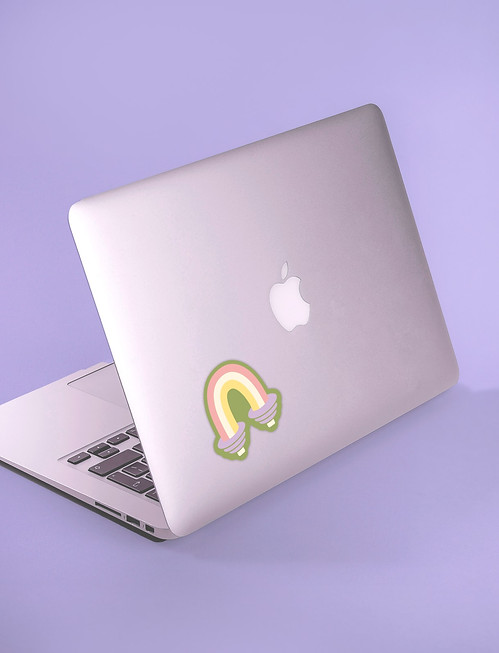Aufgeklapptes Laptop auf lilafarbenem Hintergrund.