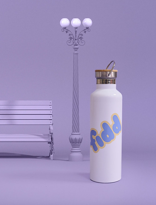 Weiße Parkbank, Laterne und Wasserflasche auf lila Hintergrund. Stilisierte Stadtszene mit minimalistischem Design.