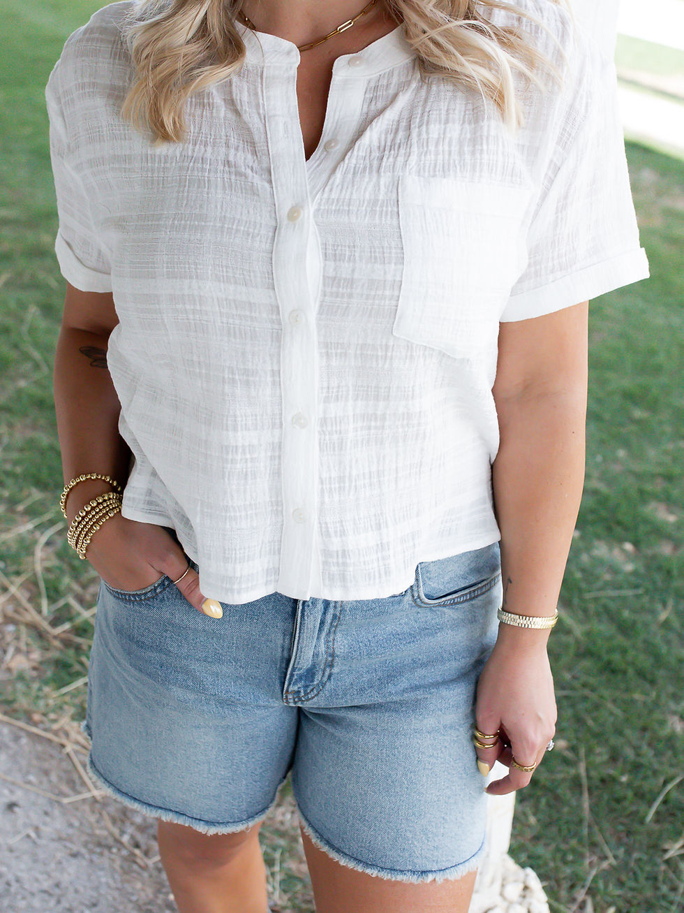 Thumbnail: white top detailed view