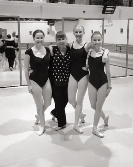 Allenova dance class with instructor and students
