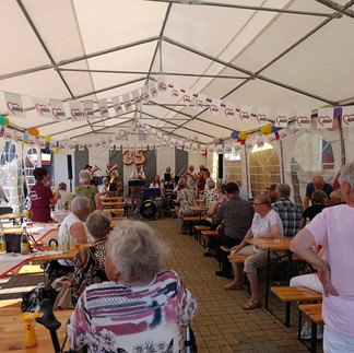 Zahlreiche Gäste feiern gemeinsam das 35-jährige Jubiläum des AWO Ortsvereins Spechtsbrunn bei Musik, Gesprächen und geselligem Beisammensein im Festzelt.