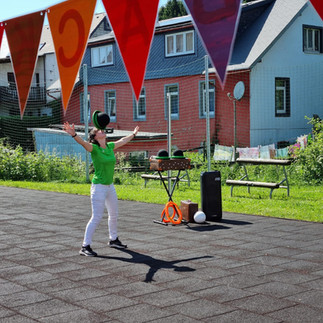 Jongleurin Juba begeistert die Gäste beim 35-jährigen Jubiläum des AWO Ortsvereins Spechtsbrunn mit einer unterhaltsamen Mitmachshow auf dem Festgelände.