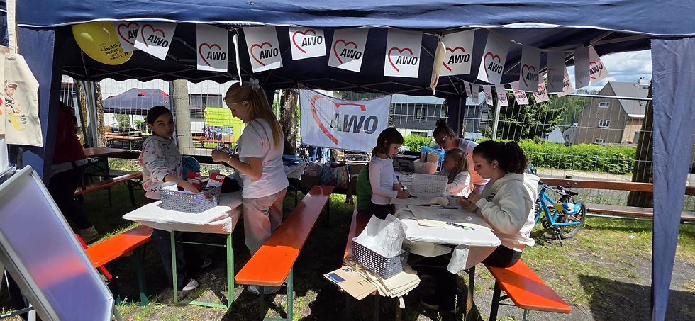Der Mitmachstand des AWO Ortsvereins Lauscha lädt beim Tag der Vereine mit Bastelaktionen und Spielen für Kinder zum Mitmachen ein.