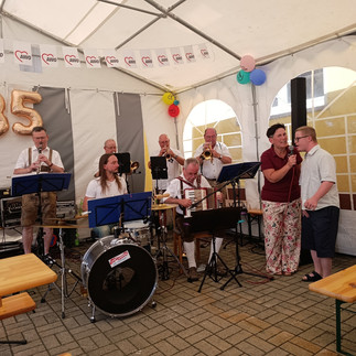 Die Fröbelstädter Musikanten sorgen beim Jubiläumsfest zum 35-jährigen Bestehen des AWO Ortsvereins Spechtsbrunn für stimmungsvolle Livemusik.