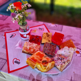 Eine Auswahl an selbst gebackenen Kuchen und Torten steht beim Jubiläumsfest des AWO Ortsvereins Spechtsbrunn für die Gäste bereit.