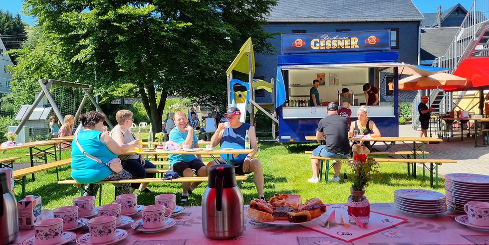 Besucherinnen und Besucher genießen Kaffee und Kuchen auf dem Festgelände des 35-jährigen Jubiläums des AWO Ortsvereins Spechtsbrunn.
