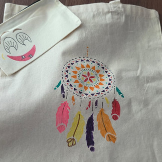 Selbst gestaltete Stofftasche mit buntem Traumfänger Motiv und passendem Mäppchen aus der Kreativaktion des AWO Ortsvereins Lauscha.