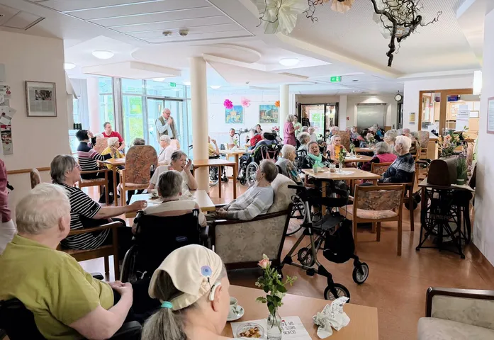 Bewohnerinnen und Bewohner feiern gemeinsam das Sommerfest im AWO Seniorenzentrum Wohnen im Alter in Sonneberg bei Musik und geselligem Beisammensein.