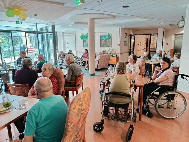 Bewohnerinnen und Bewohner genießen gemeinsam die Weinverkostung im AWO Seniorenzentrum „Wohnen im Alter“ in Sonneberg