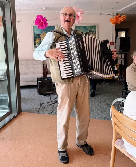 Ein Musiker spielt Akkordeon und sorgt beim Sommerfest im AWO Seniorenzentrum Wohnen im Alter in Sonneberg für stimmungsvolle Unterhaltung.