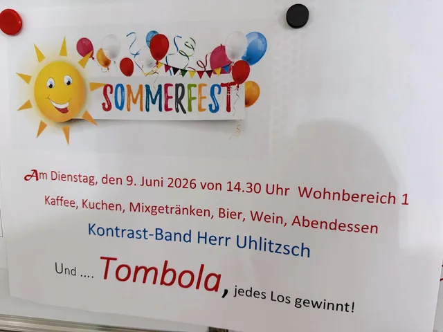Aushang zum Sommerfest im AWO Seniorenzentrum Wohnen im Alter in Sonneberg mit Informationen zu Musikprogramm, Tombola und Bewirtung.