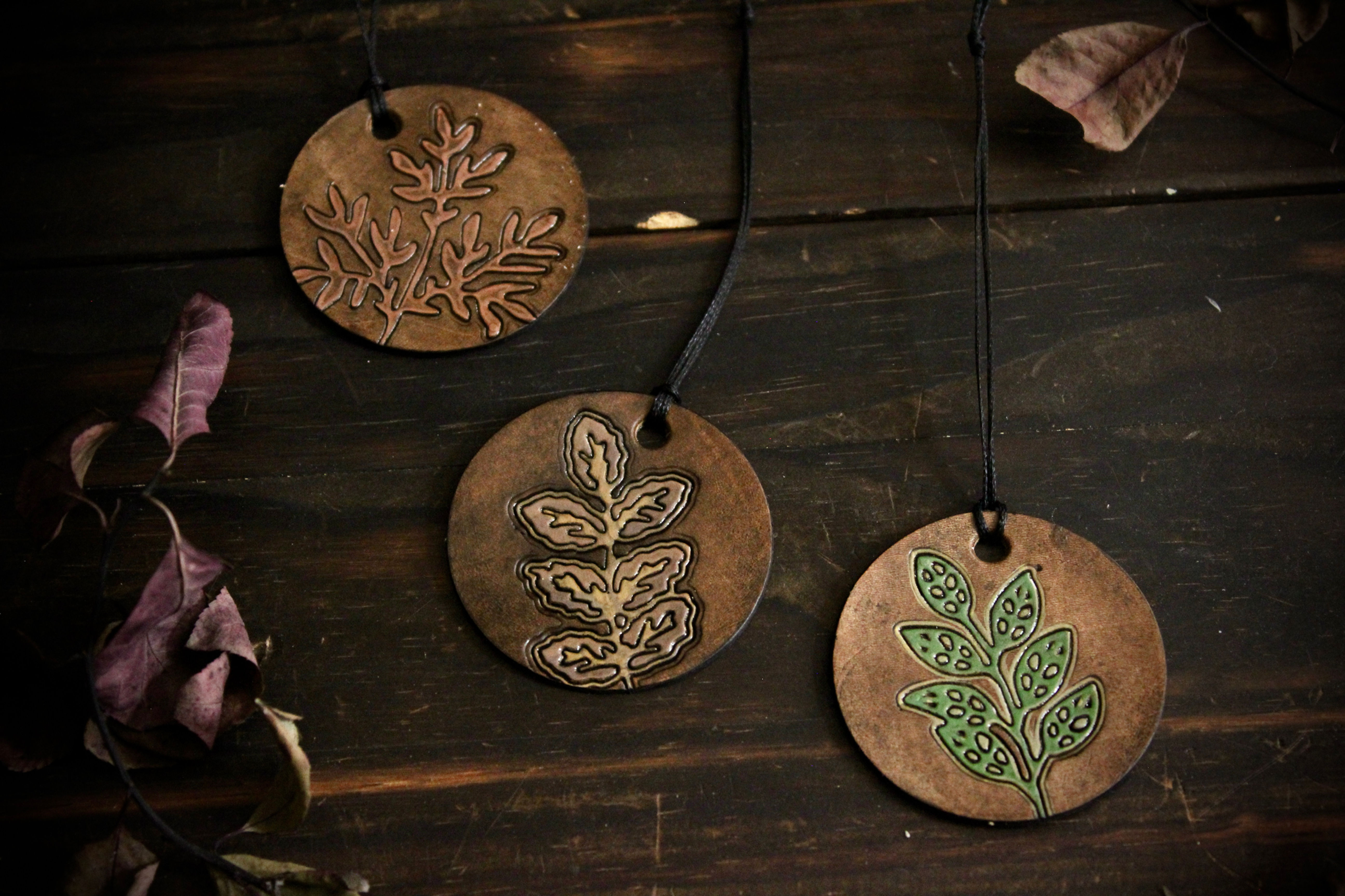 3-Pack Handmade Leather Decorative Ornaments - Leaf