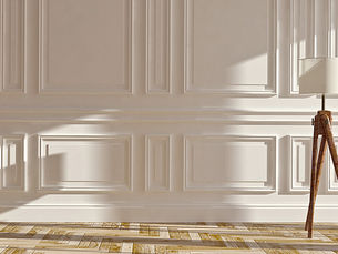 Minimalistische Stehlampe mit Holzstativ vor eleganter, cremefarbener Wandvertäfelung im warmen Licht.