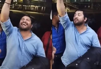 Julión Álvarez se 'chivea' al cantarle canción a sus fans en un autobús