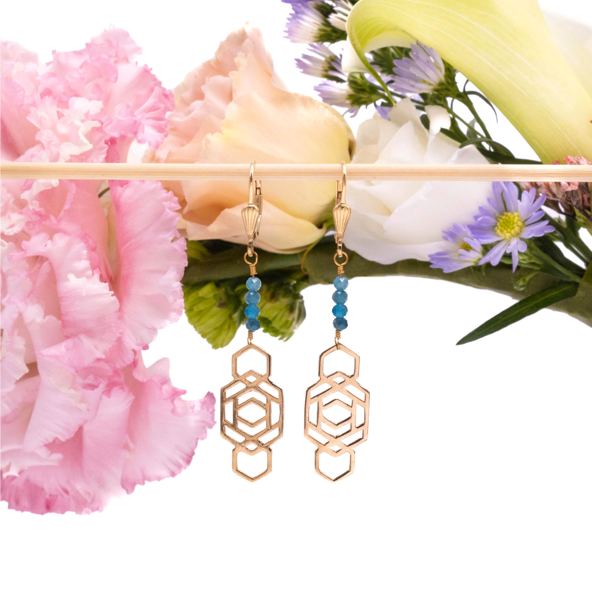 Bijoux boucles d'oreilles dorés art déco bleu, rectangle et pierre bleue, apatite, Le Droit à la Belle Vie, fabriqué à Paris