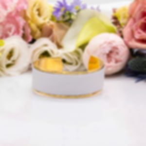 Manchette cuir blanc, bracelet moderne doré or fin et cuir recyclé blanc, Le Droit à la Belle Vie, Paris