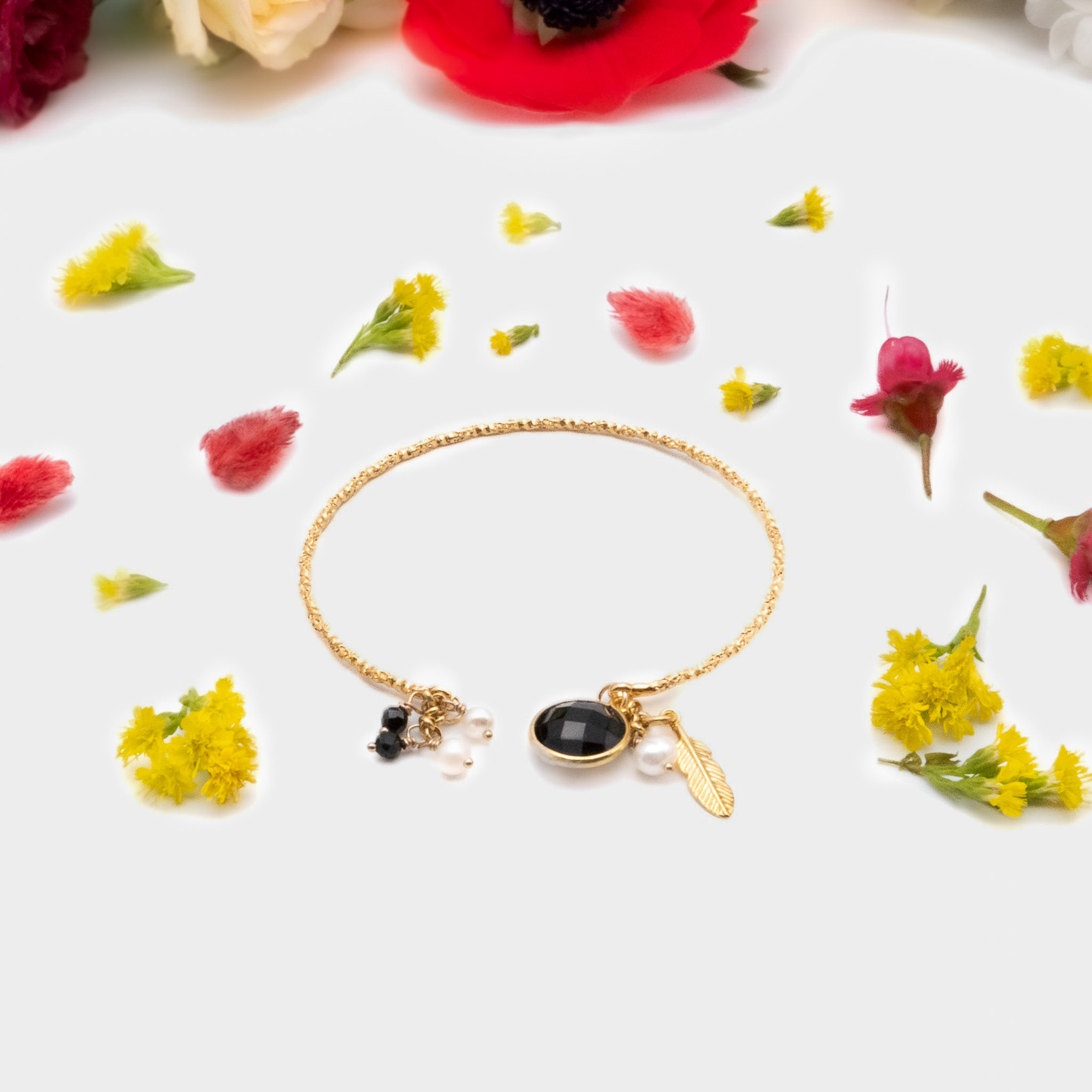 Bijou bracelet femme, jonc doré or fin, jonc et  onyx noire, bijou chic, romantique, Bijoux Le Droit à la Belle Vie, Paris