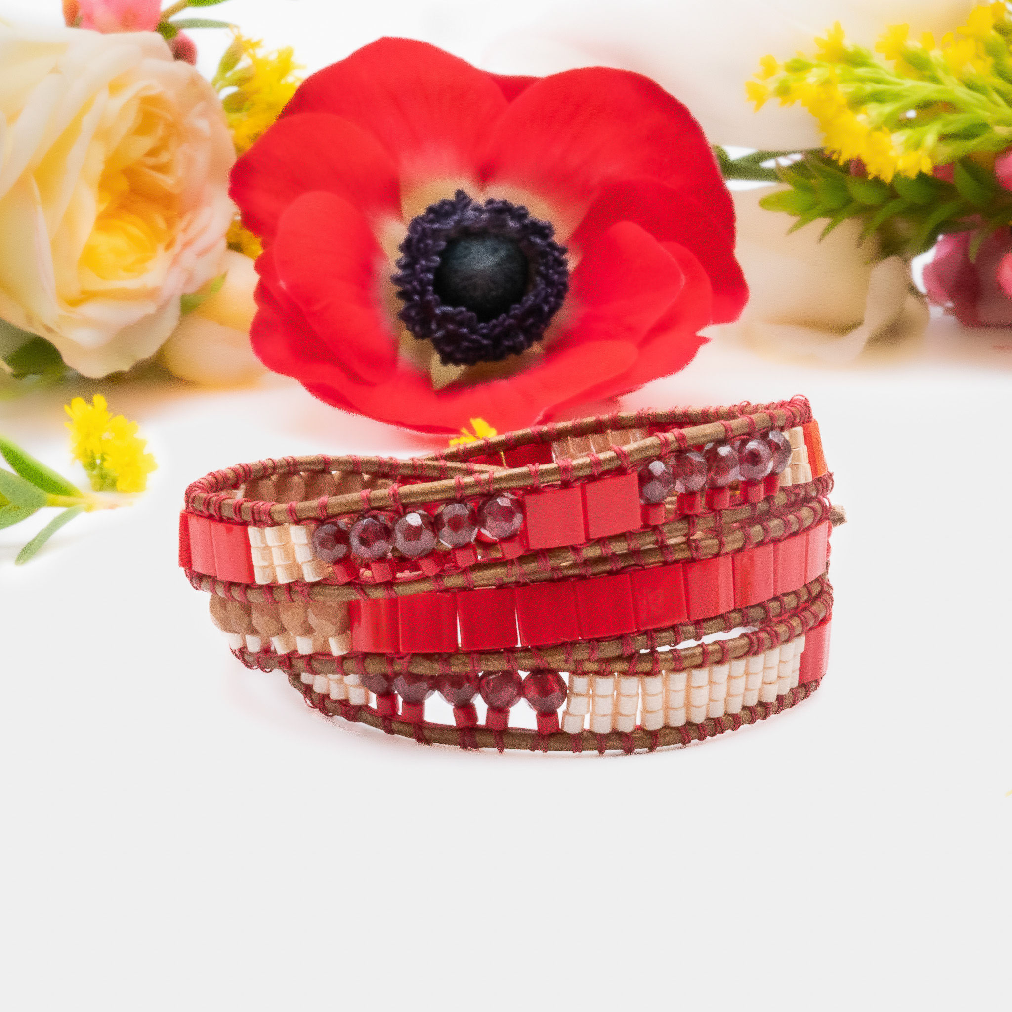 Bracelet en cuir 3 tours, cuir et verre, rouge et blanc, grenat, bracelet moderne, wrap, Le Droit à la Belle Vie Paris