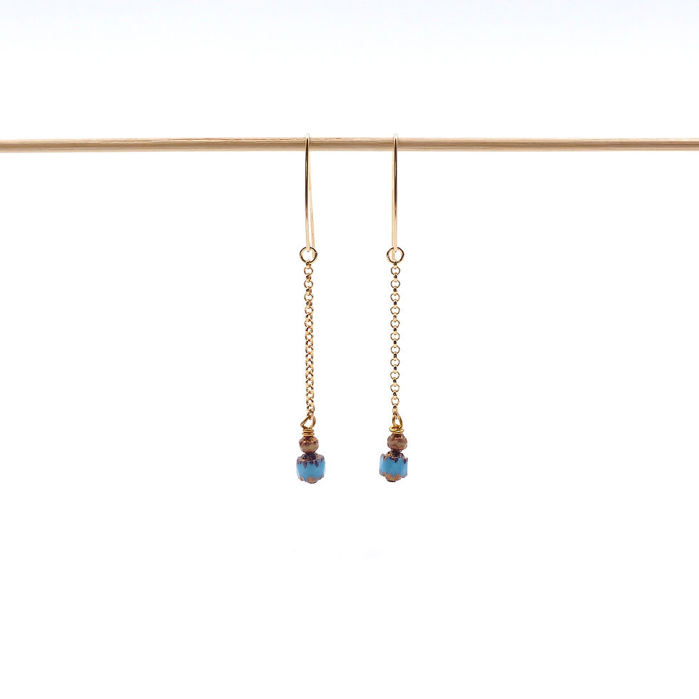 Thumbnail: Bijoux femme futuriste, boucles d'oreilles moderne dorées et perles bleues et blanches, Le Droit à la Belle Vie, Paris